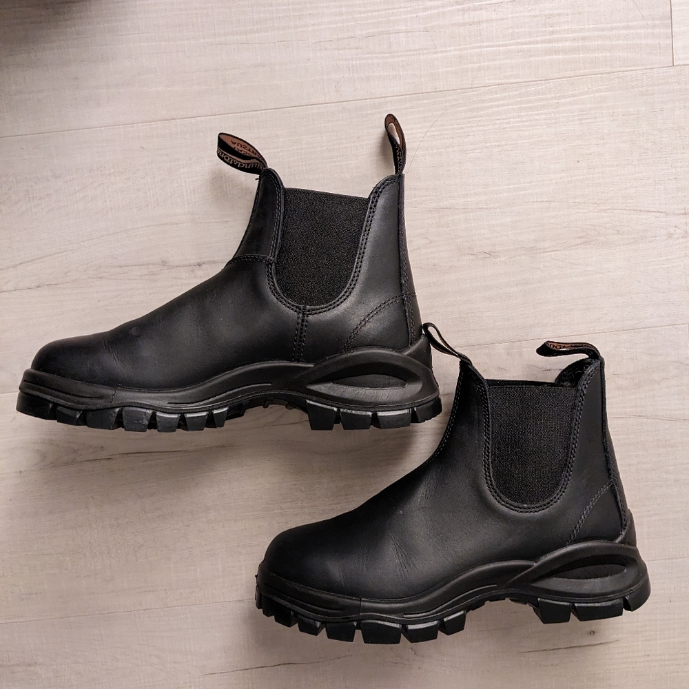 Black Blundstone Lug Sole Chelsea Boot